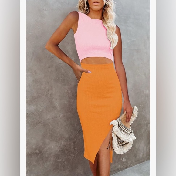 Crew Neck Sleeveless Cutout Side Slit Knee Length Bodycon Midi Dress
8046 - Picture 2 of 5